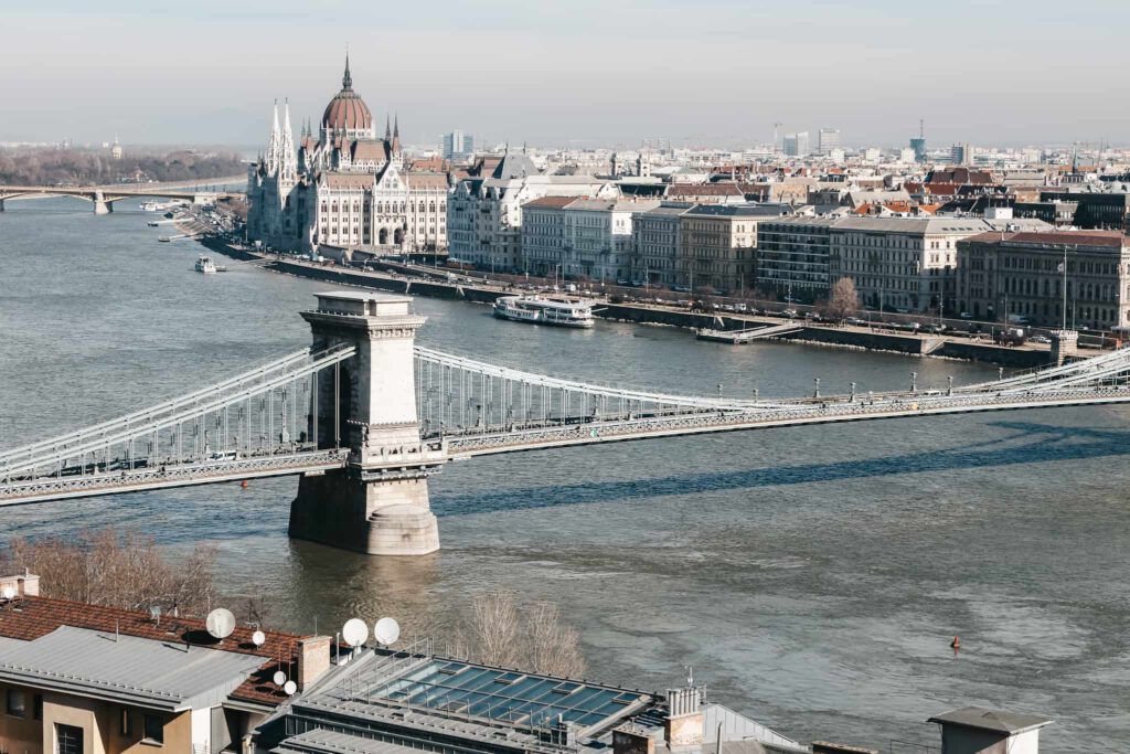 Ein bleibender Eindruck von Budapest. Atemberaubender Blick von Pest nach Buda rüber zum ungarischen Parlament.