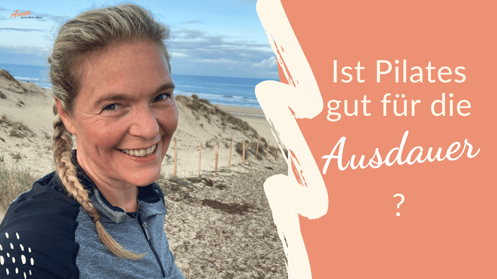 Ist Pilates gut für die Ausdauer Laufen am Strand am Atlantik mit Schriftzug "Ist Laufen gut für die Ausdauer"