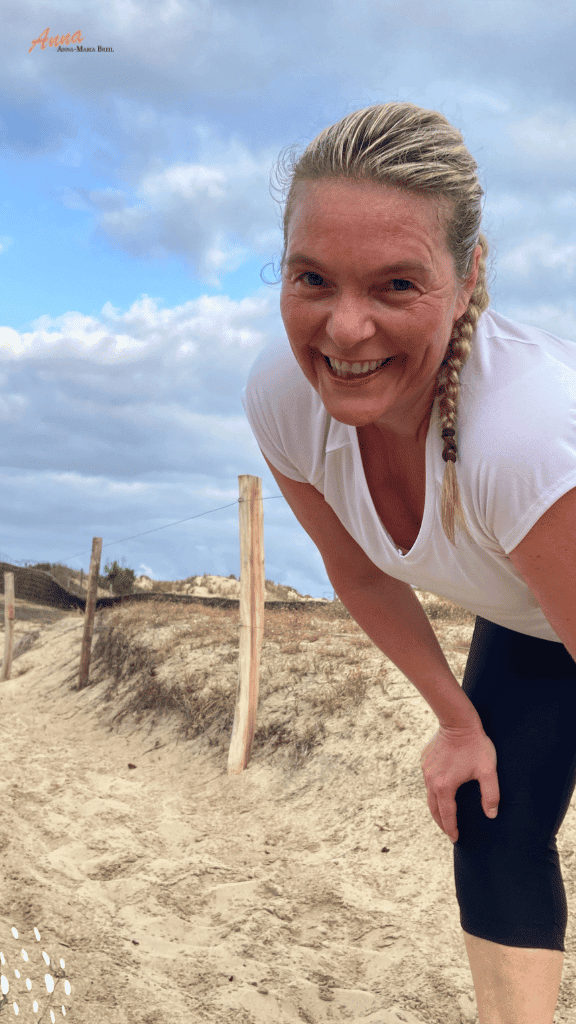 Strandlauf Ausdauer Kurze Pause vom Laufen am Strandaufgang im Sand