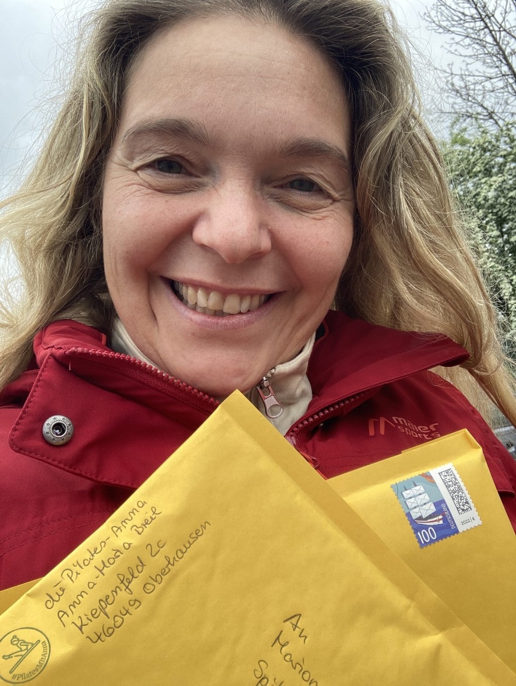 Anna vor dem Briefkasten beim Einwurf der Überraschungen für die Teilnehmer