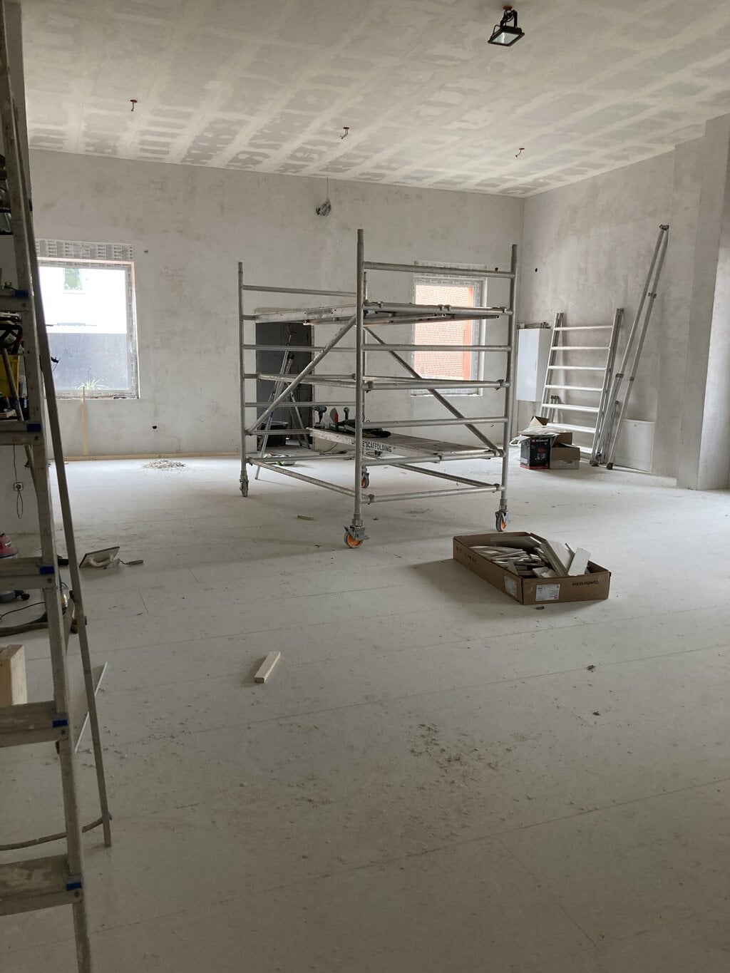 Pilatesstudio Baustelle ein kahler leerer Saal von Innen