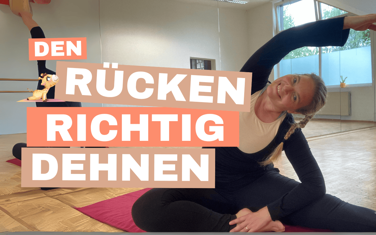 Titelbild "den Rückenrichtig dehnen". Anna im Krätschsitz in der Seitbeuge