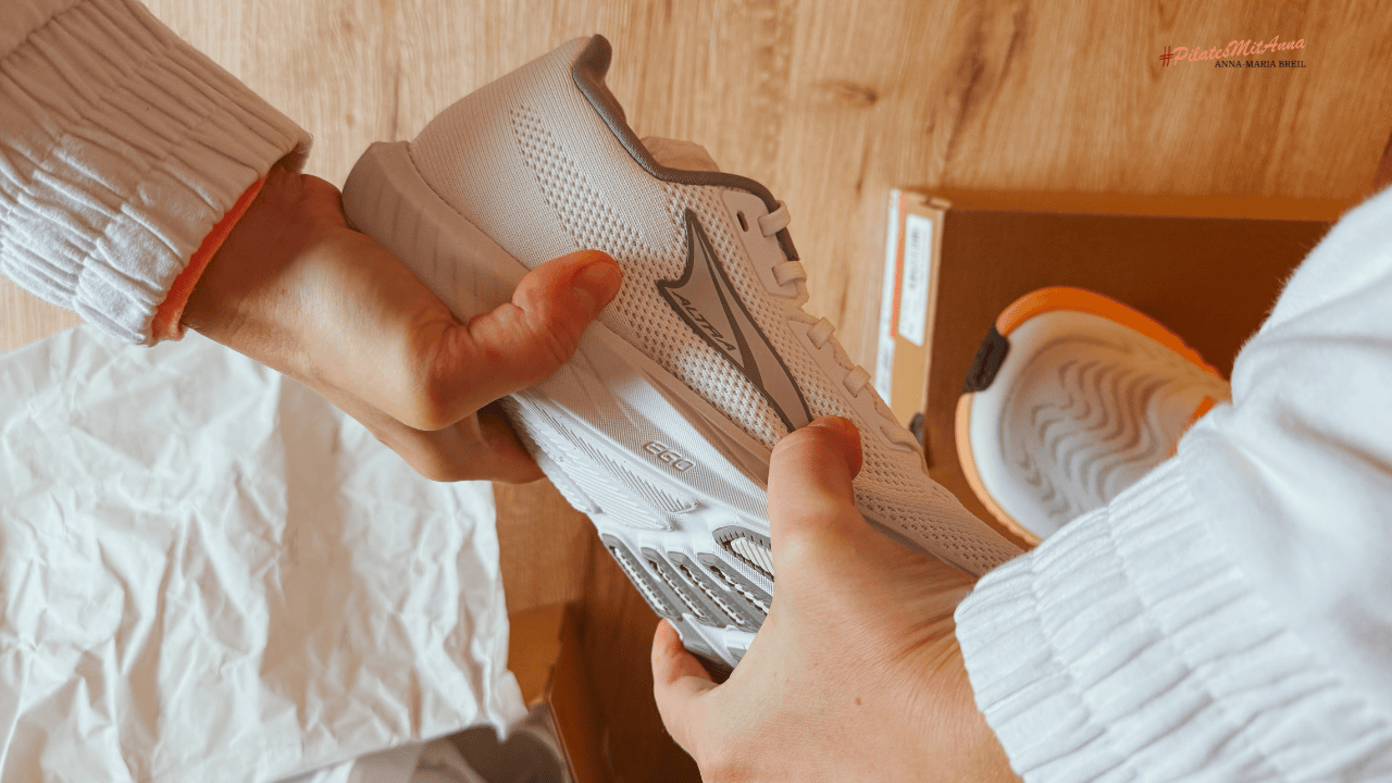 Was sollte ich beim Kauf von Laufschuhen beachten_flexible Sohle Ich halte einen Laufschuh in der Hand und drehe die Sohle, so dass die Wringung zu sehen ist