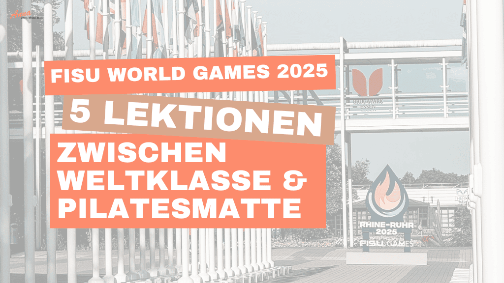 Flaggenvorplatz Messe Essen zur FISU 2025 mit Schriftzug "FISU World Games 2025 - 5 Erkenntnisse und Erfahrungen"