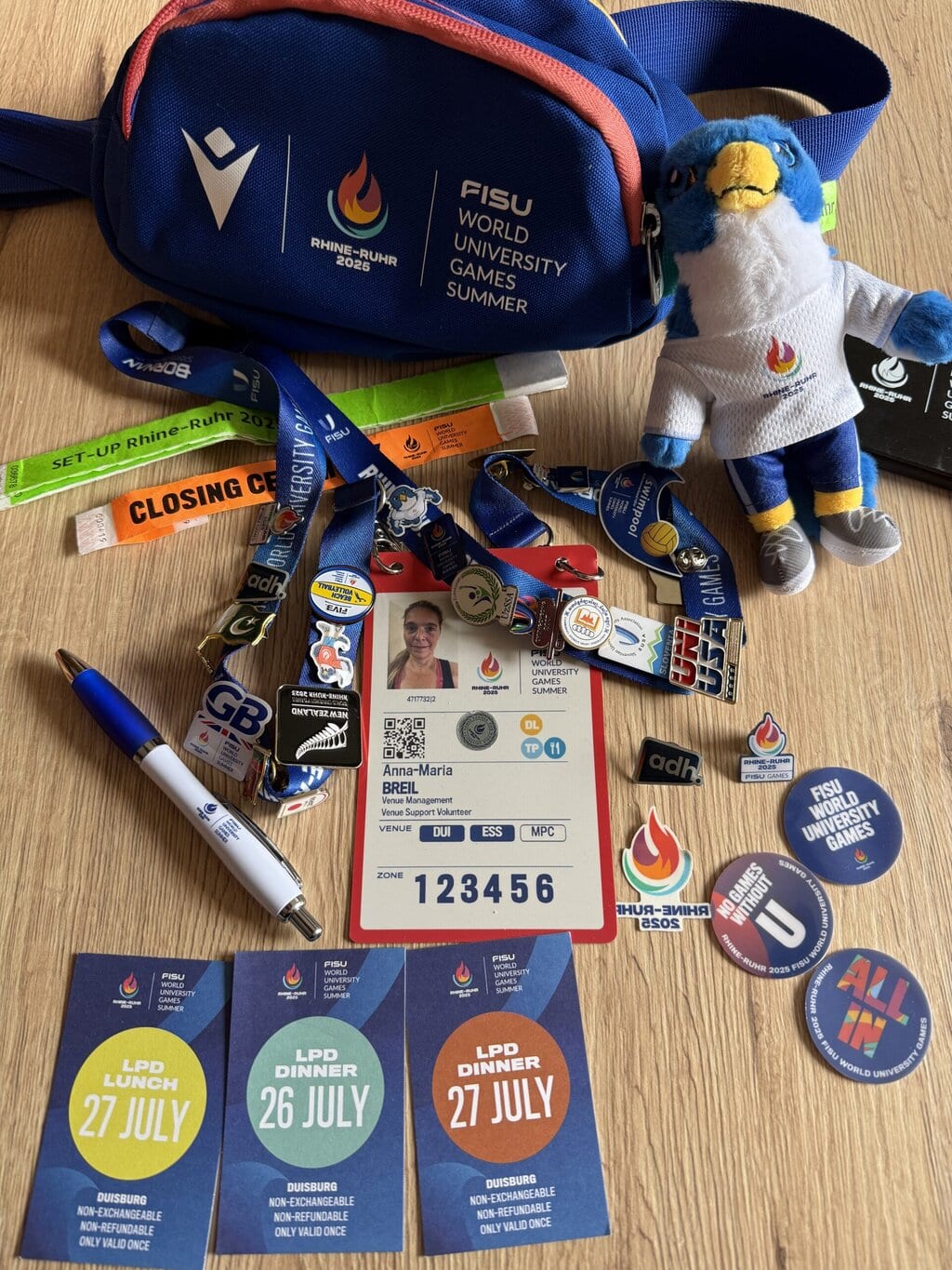 Alle meine Pins mit Bauchtasche, Essens-Vouchers und Wanda-Mini-Maskottchen