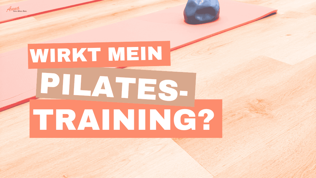 Blick auf den Boden im Kursraum mit einer Matte. Davor Schriftzug: Wie finde ich heraus, ob mein Pilatestraining wirkt?