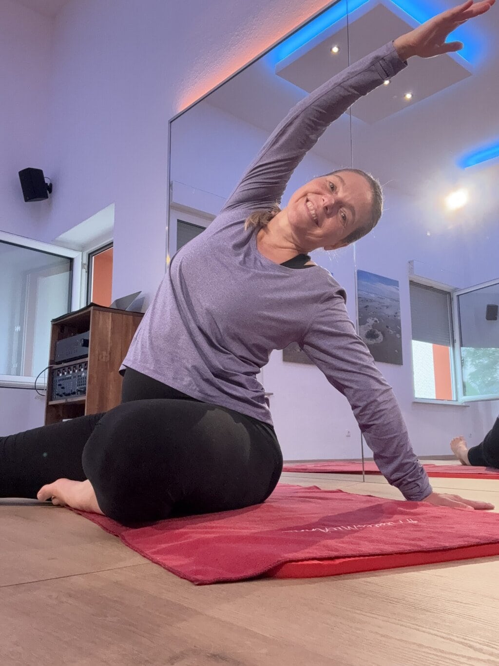 Anna im Pilatesstudio Kursraum