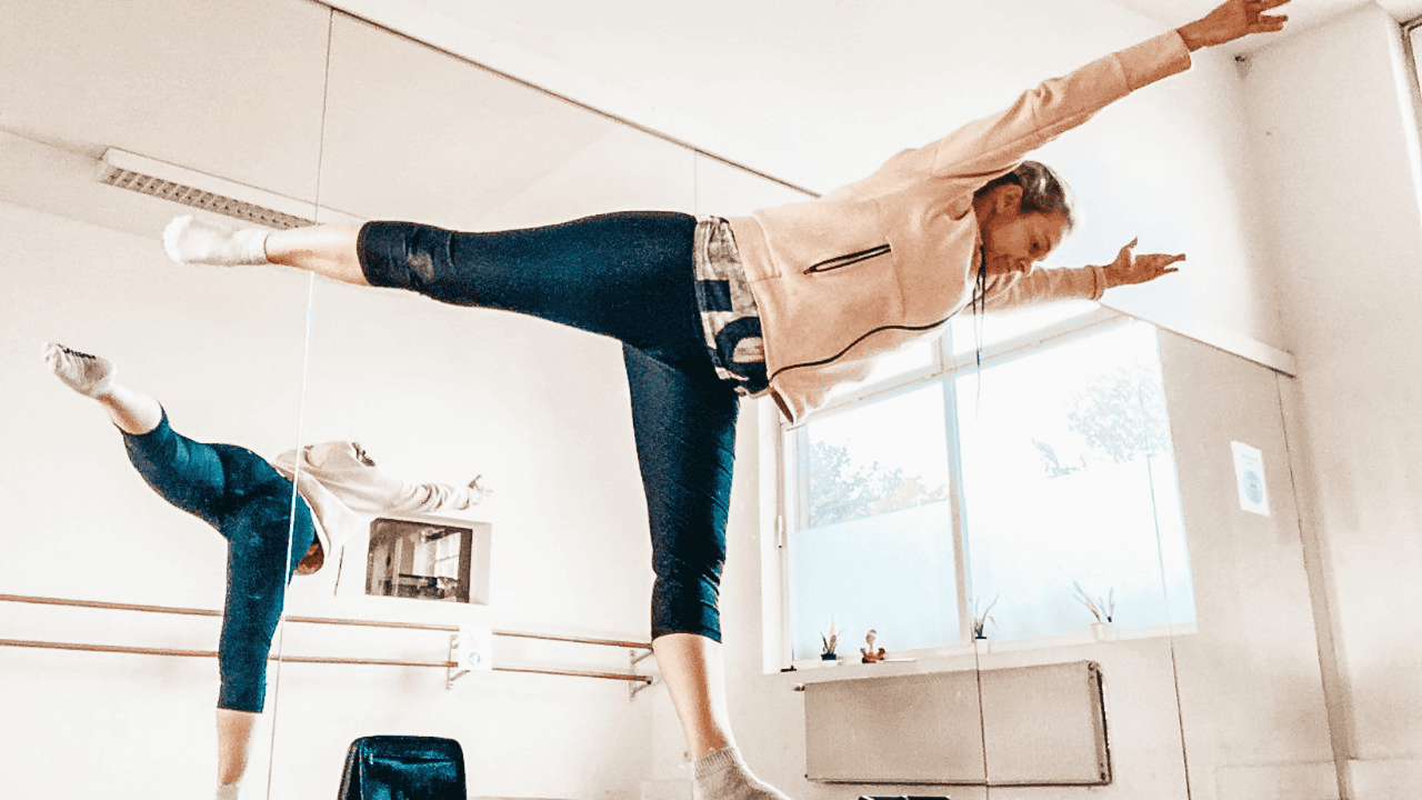 Pilates Anna in Standwaage im Kursraum im Wenderfeld in Mülheim