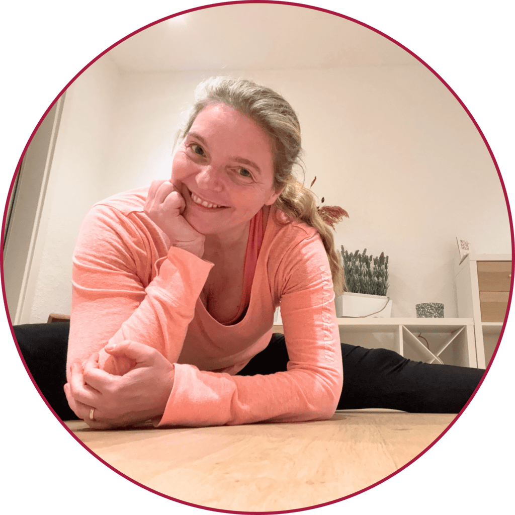 Portrait von Anna (sitzt lächelnd auf dem Boden im PIlatesstudio) in einem Kreis.