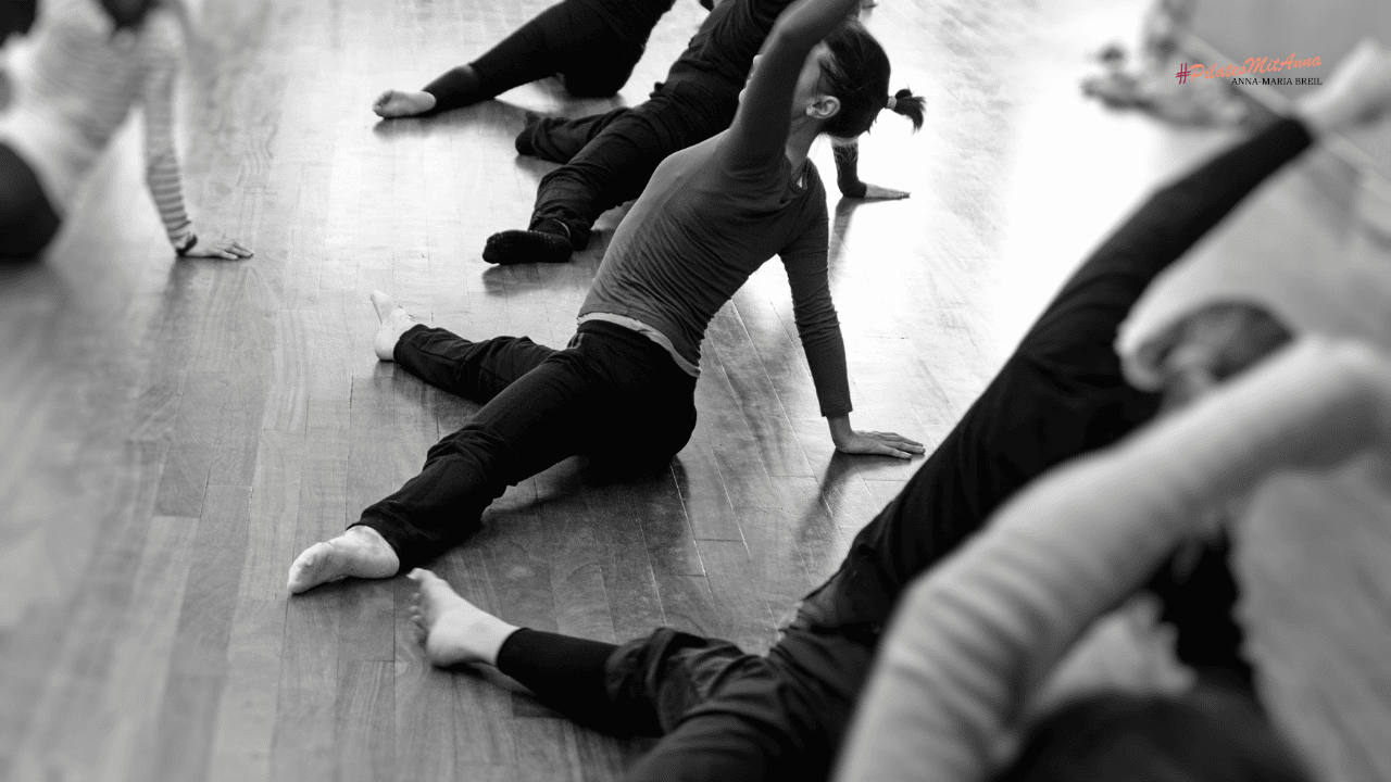 Contemporary Dance und Pilates Contemporary Dance Pose auf dem Boden