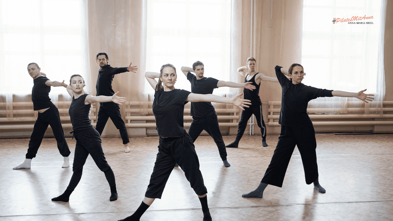 Modern Dance und Pilates Modern Dance Gruppe im Trainingssaal in stehender Pose