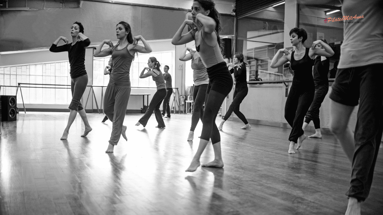 Pilates stärkt Tänzer Tänzerinnen beim Training barfuss