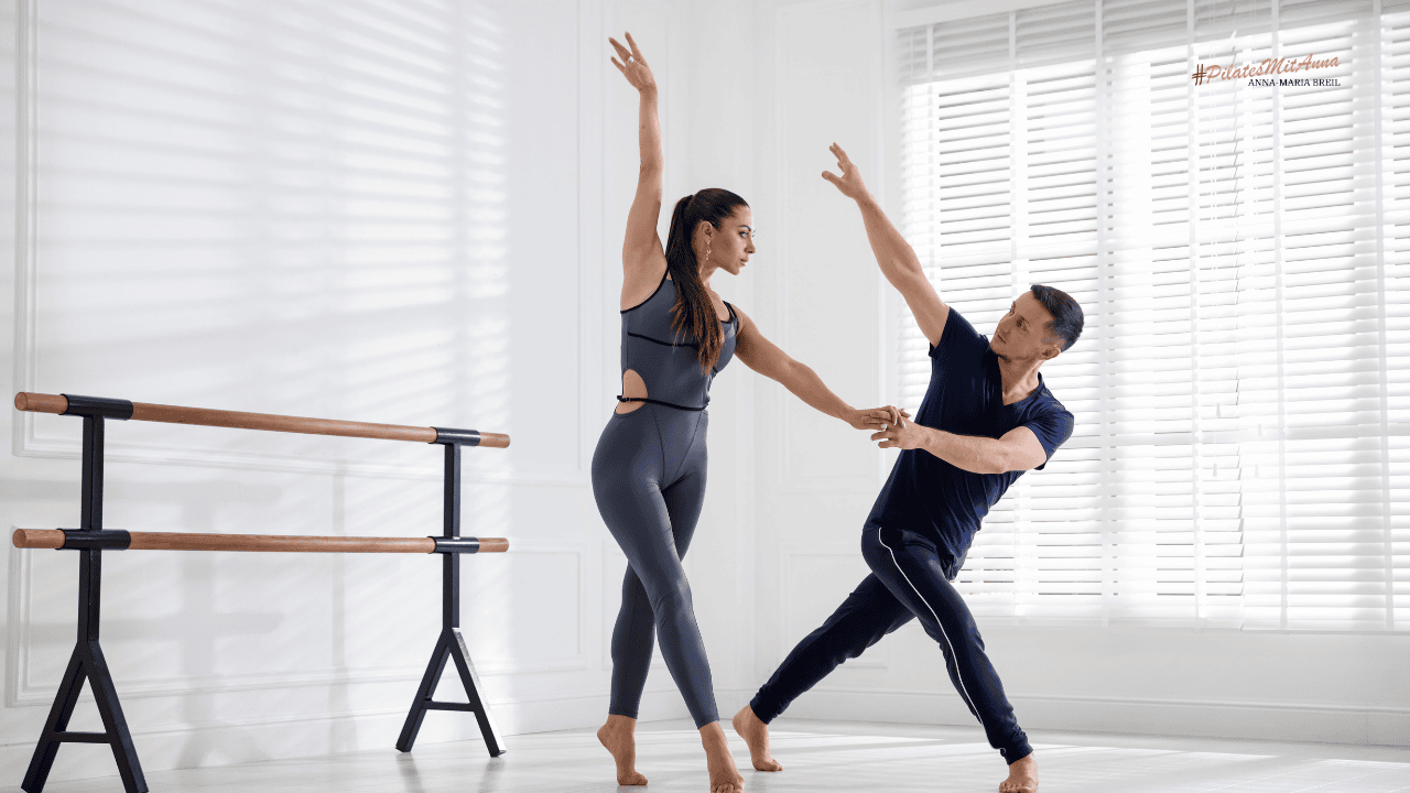 Stärke beim Tanzen durch Pilates Tanzpaar im Trainingssaal